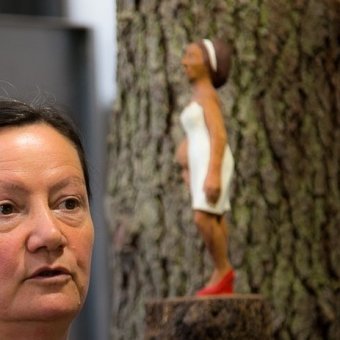 Birgit Rehfeldt mit Figur